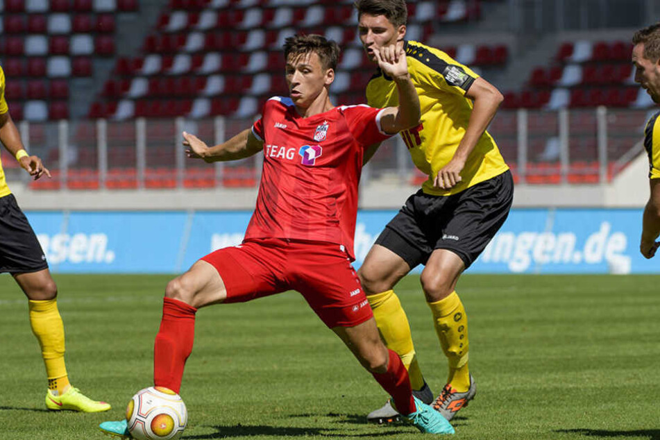 Theodor Bergmann (RWE) behauptet souverän den Ball.