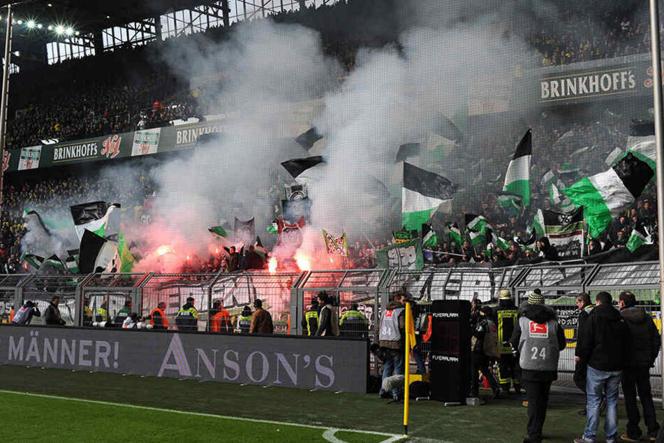 Etwa 150 Hannover96-Ultras haben im Zug und in Bielefeld randaliert.
