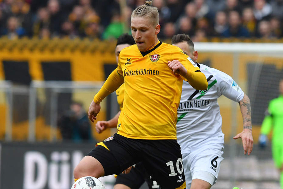 Marvin Stefaniak (22) behauptet hier vorm Hannoveraner Marvin Bakalorz (weißes Trikot) den Ball.