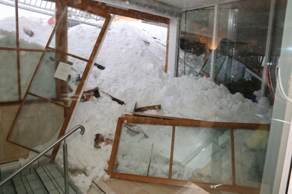 Die 300 Meter breite Lawine drückte die Fenster des Wellness-Bereichs ein.
