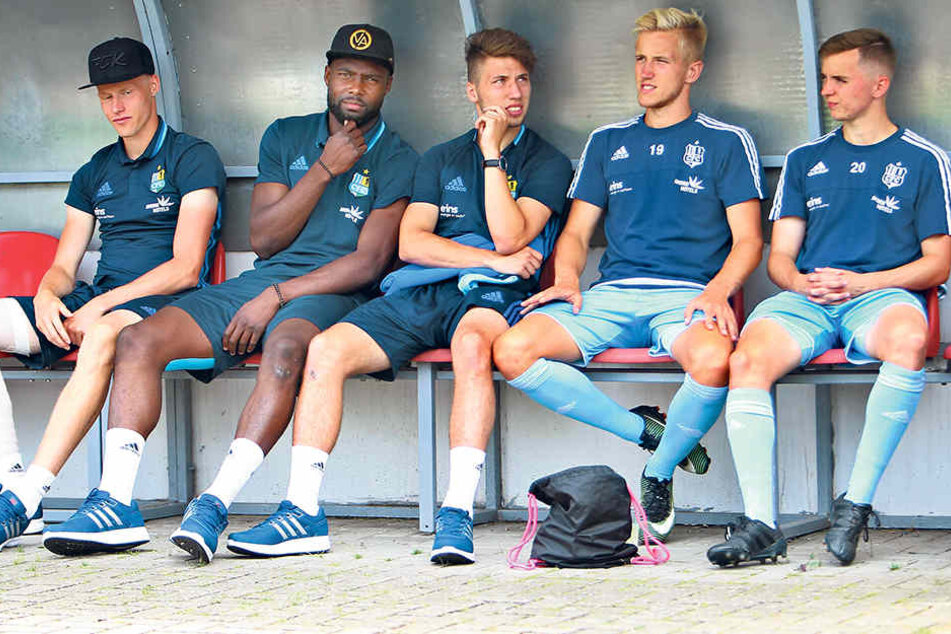 Tom Scheffel (l.) und Tom Baumgart (M.) durften in dieser Saison schon ran, die anderen drei nicht. Emmanuel Mbende (2.v.l.), Alexander Dartsch (2.v.r.) und Marvin Thiele hoffen auf Einsatzminuten im Pokal.