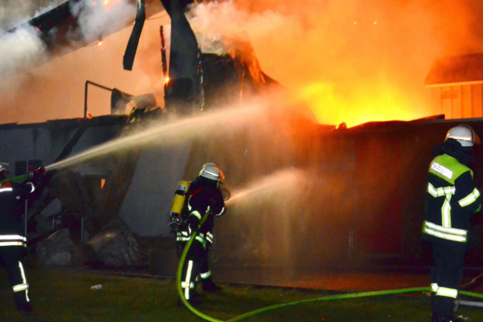 Die Einsatzkräfte waren mit den Löscharbeiten beschäftigt, als der Rüpel-Fahrer das Feuerwehrauto rammte! (Symbolfoto)