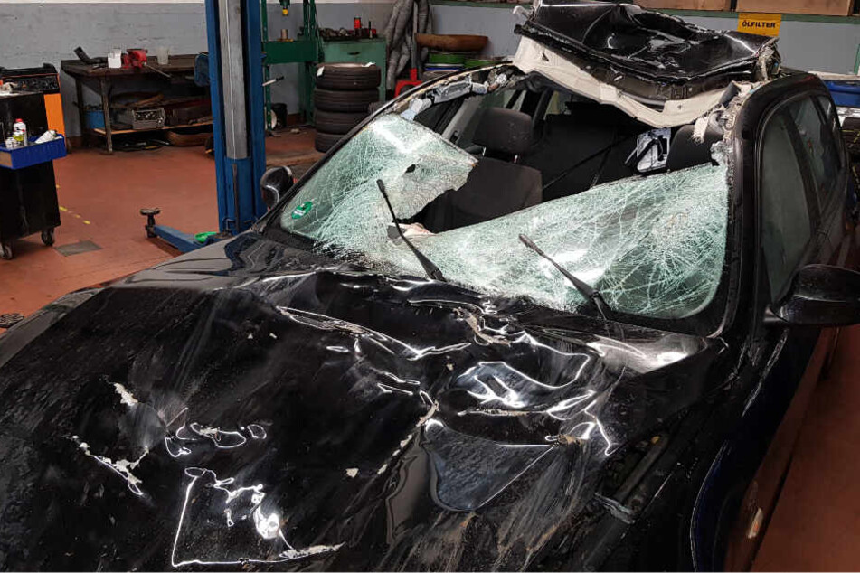Der BMW wurde bei dem heftigen Zusammenstoß massiv beschädigt.
