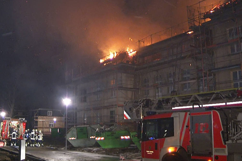 Das Feuer breitete sich im Dachstuhl aus.