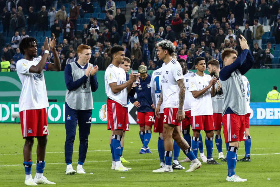 Die Hamburger Spieler bedankten sich nach dem Spiel bei den Fans für deren großartige Unterstützung.