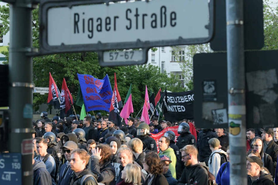 Teilnehmer der linksradikalen "Revolutionäre 1. Mai-Demonstration" in der Rigaer Straße. (Symbolbild/Archivbild)