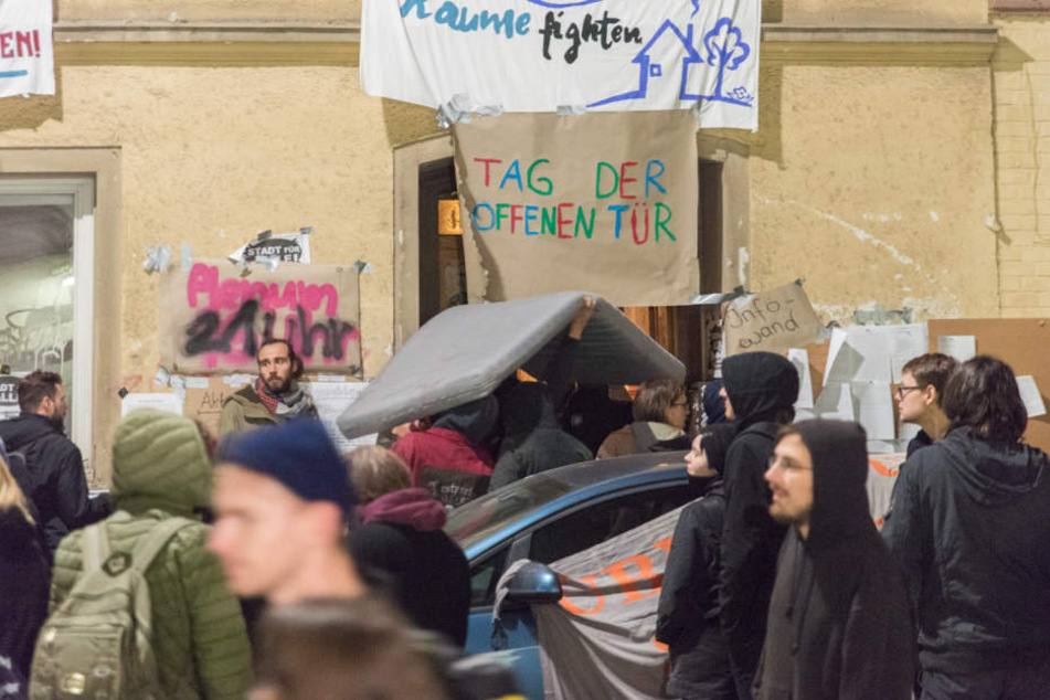 Noch ist unklar, wie viele Personen sich in dem Haus in der Carl-Zeiß-Straße aufhalten.
