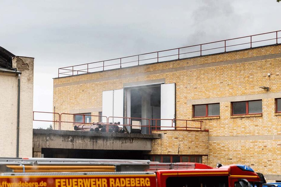 Rauch dringt aus dem betroffenen Gebäude.