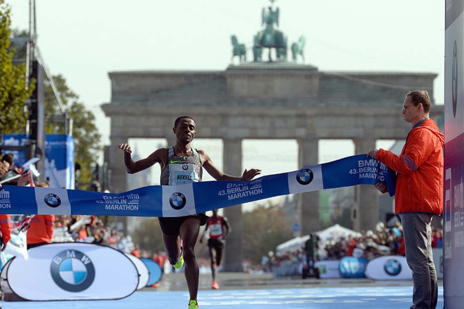Der Äthiopier Kenenisa Bekele freut sich am 25.09.2016 nach dem 43. Berlin-Marathon in Berlin als Sieger im Ziel.