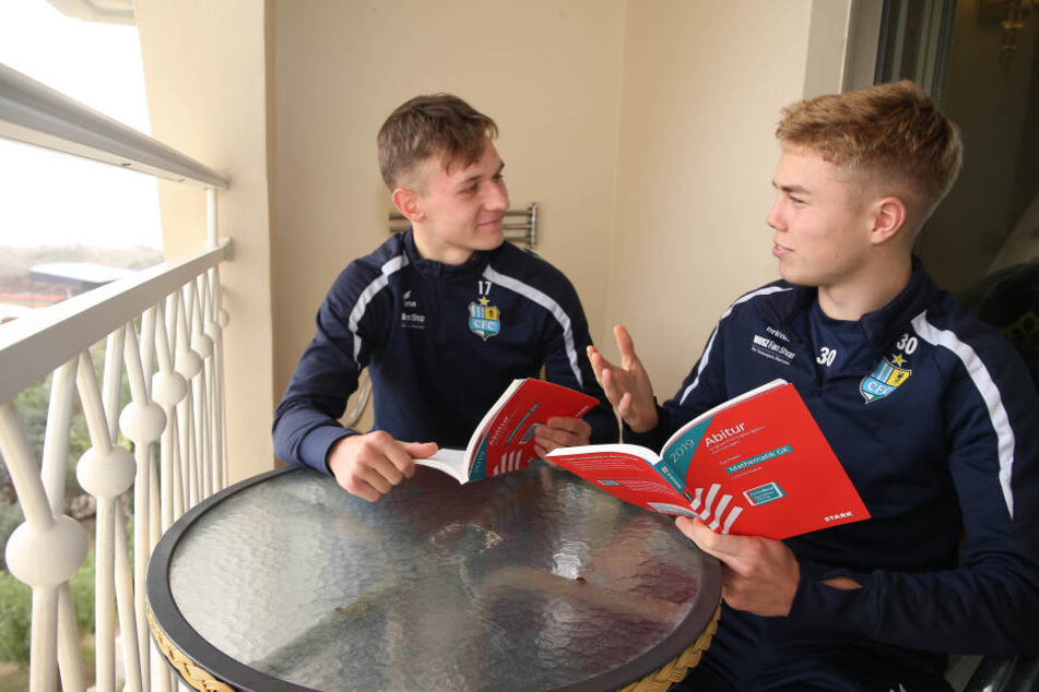 Erik Tallig (l.) und Valentino Schubert pauken in Side zwischen den Trainingseinheiten für die bevorstehenden Abitur-Prüfungen.