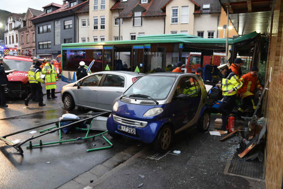 Mehr als 180 Einsatzkräfte kümmerten sich um die Verletzten und das Unfallfahrzeug.