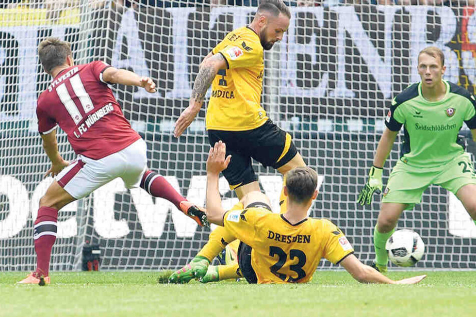 Gebannt beobachtet Keeper Marvin Schwäbe (r.), wie GulianoModica (M.) und Florian Ballas (am Boden) Nürnbergs StürmerJakub Sylvestr stoppen.