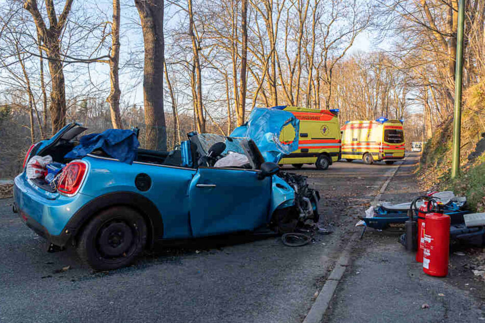 Ein Mini krachte in Auerbach gegen einen Baum: Zwei Frauen wurden dabei schwer verletzt.