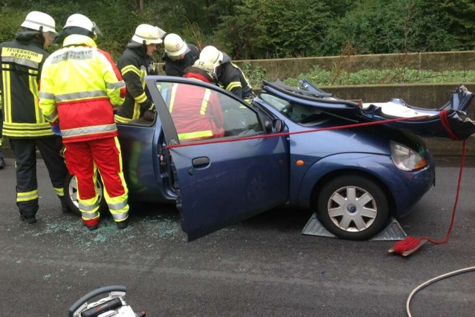 Die Feuerwehr befreit eine eingeklemmte Person.