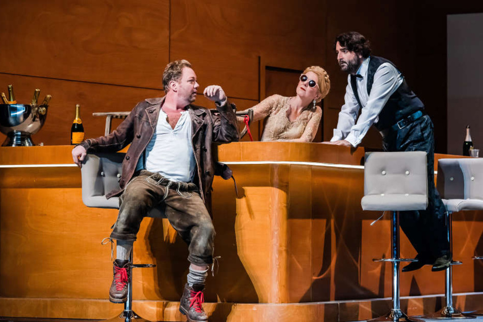 Wie ein Gemälde von Edward Hopper: Siegfried (Daniel Kirch) trifft auf Gutrune (Cornelia Ptassek) und Gunther (Pierre-Yves Pruvot).