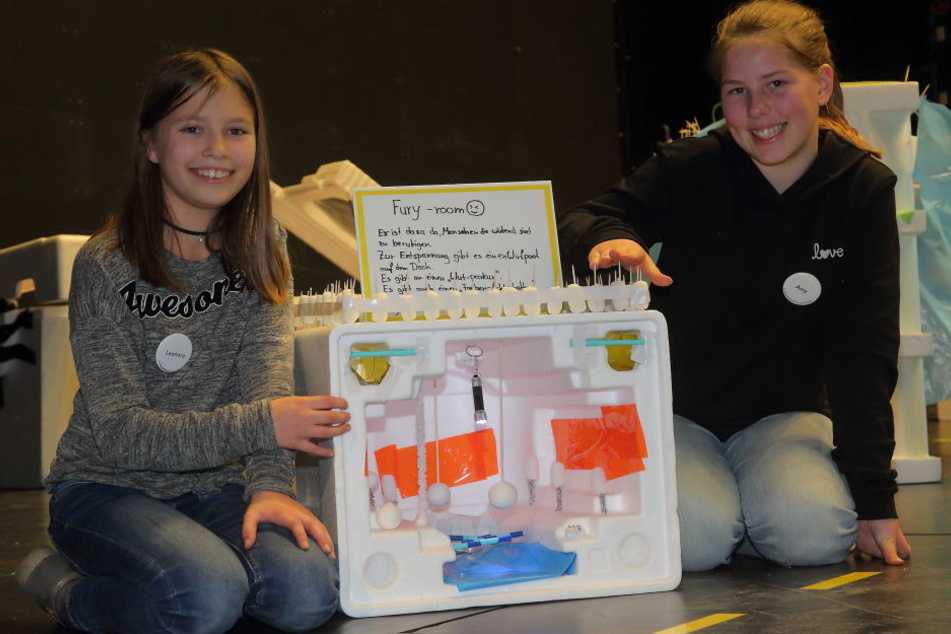 Amy (11, r.) und Leonora (11) zeigen ihr "Wuthaus" ("Fury room") mit Boxring und Hindernisstrecke im Wohnzimmer.