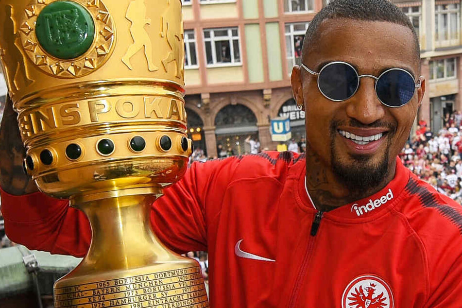 Kevin-Prince Boateng – hier mit dem DFB-Pokal – bleibt bei Eintracht Frankfurt (Archivbild).