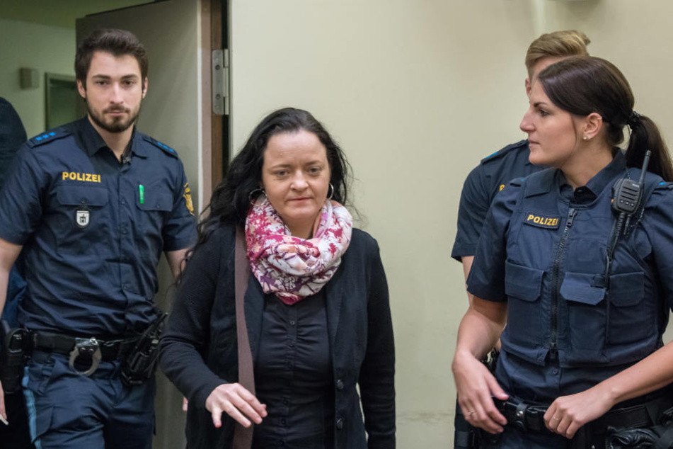 Beate Zschäpe wird in das Oberlandesgericht geführt.