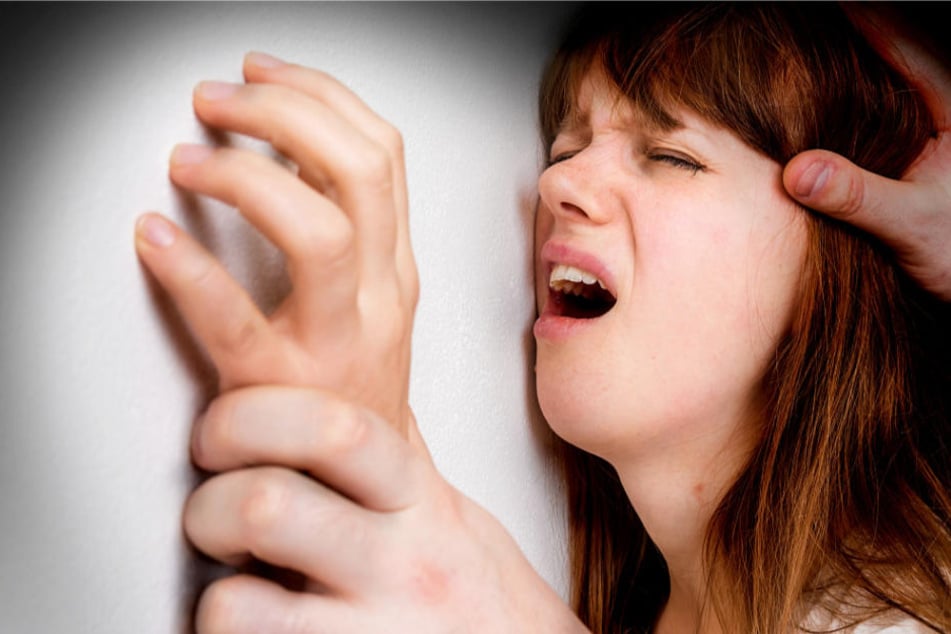 Die beiden Täter hielten die Frau fest und wollten ihre Oberbekleidung öffnen (Symbolbild).