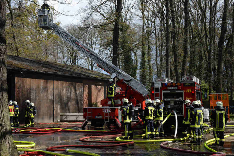 Ein Großaufgebot der Feuerwehr half beim Löschen.