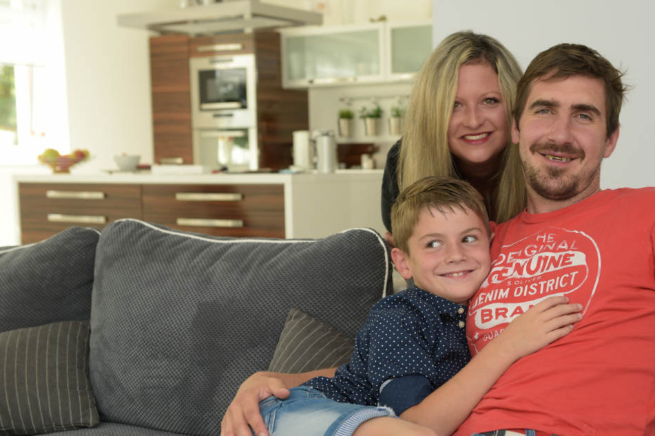 Die Macholdas: Petr mit seiner Frau Marcela und Sohn Matthias glücklich auf dem heimischen Sofa.