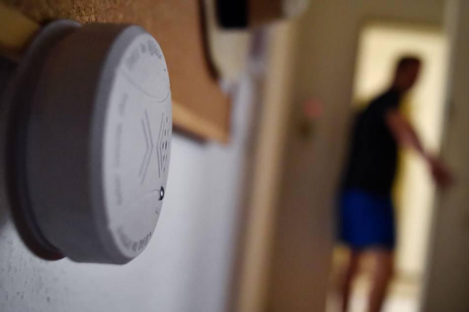 Ein Kohlenmonoxid-Warngerät schlug Alarm, die Nachbarn rochen Benzin. (Symbolbild)