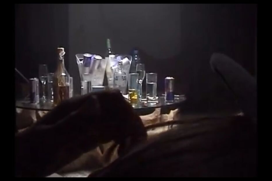 Die Szenerie im Clip zum Track "Coco Chanel" erinnert stark an die Aufnahmen, aus dem Skandal-Video das Heinz-Christian Strache zu Fall brachte.