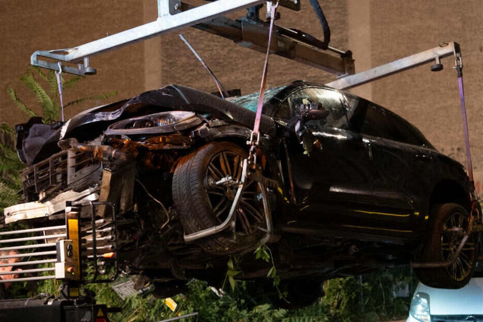 Der zerstörte SUV wird abgeschleppt.