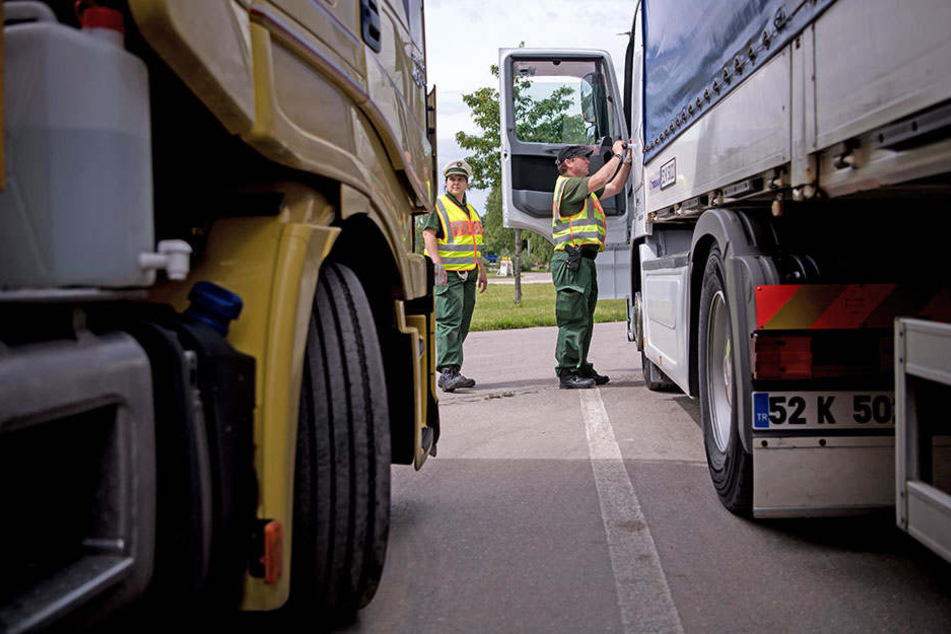 Die Polizei kassierte die Kennzeichen und Ladepapiere des Lkws ein. (Symbolbild)