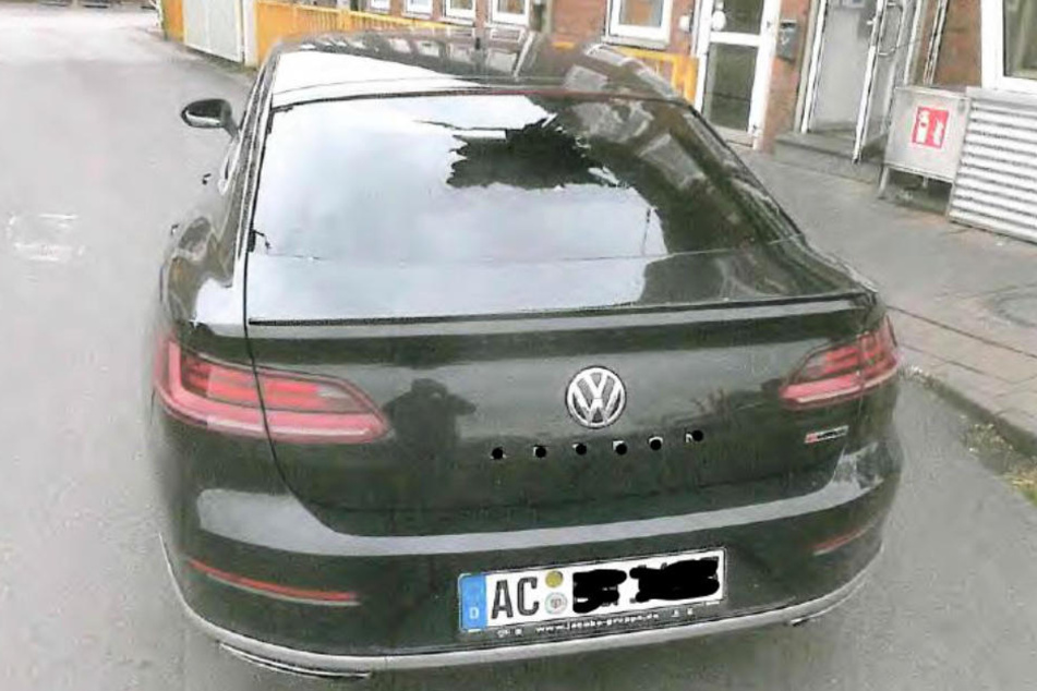 Der Vogel warf aus der Luft einen Stein herab, der die Autoscheibe durchschlug.