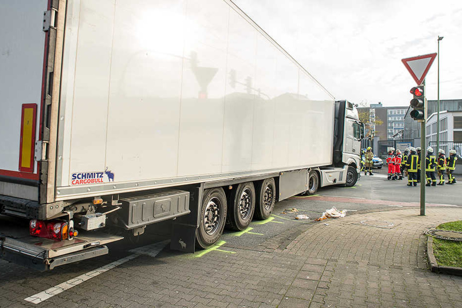 Mehrere Einsatzkräfte mussten dabei helfen, den Mann unter dem Lkw hervorzuziehen.