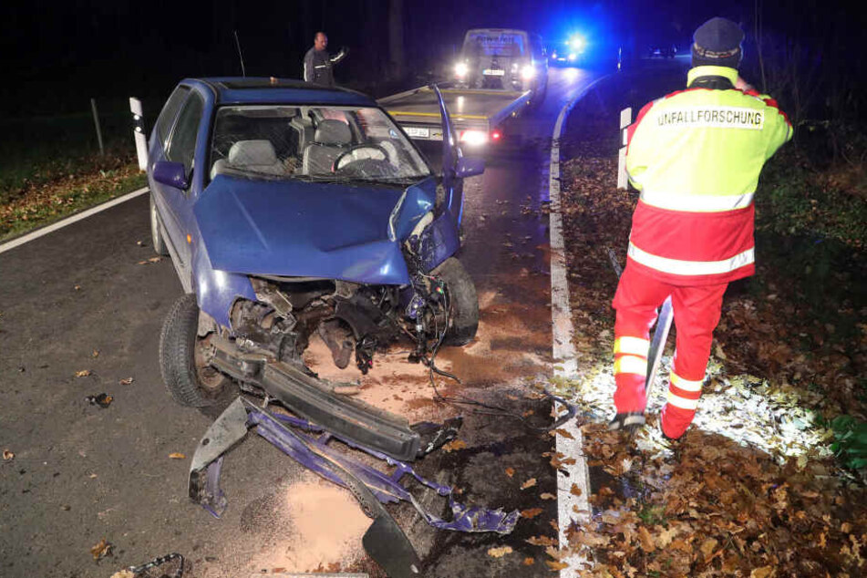 Der VW Polo blieb nach dem Unfall quer auf der Straße liegen.