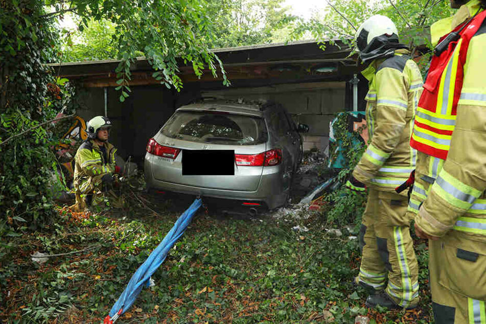 Der Honda krachte in eine Garage.