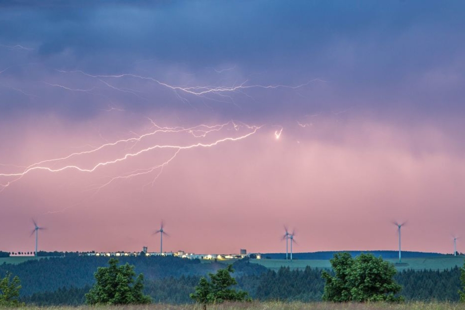 Im Erzgebirge, wie hier in Annaberg-Buchholz, zuckten im Juni schon reichlich Blitze am Himmel.