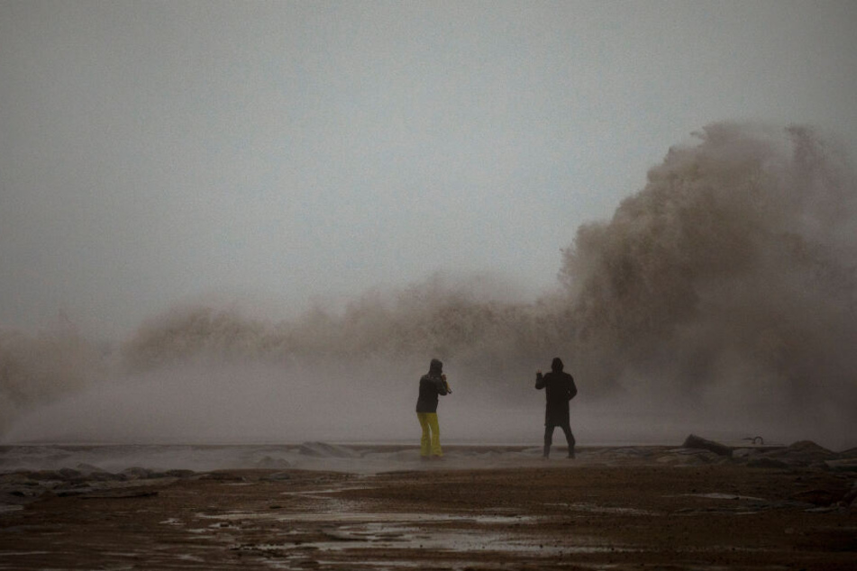 Barcelona: Schnee und Unwetter haben im Osten Spaniens Stromausfälle, Zugverspätungen und Rekordwellen ausgelöst.