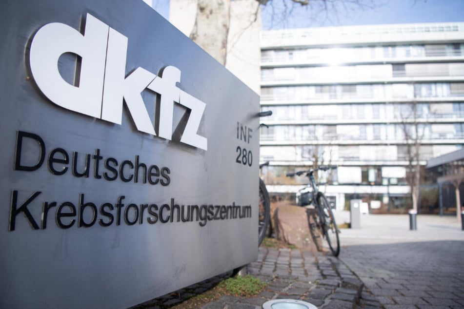 Schild vor dem Eingang, das auf das Deutsche Krebsforschungszentrum hinweist.