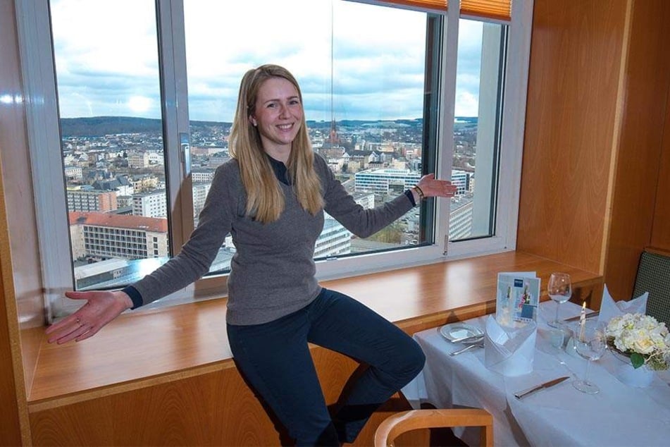 Einzigartiger Rundumblick: Das Panorama-Restaurant im Dorint-Hotel in 97 Meter Höhe öffnet wieder. Darauf freut sich auch Sales Manager Michaela Neukirchner (30).