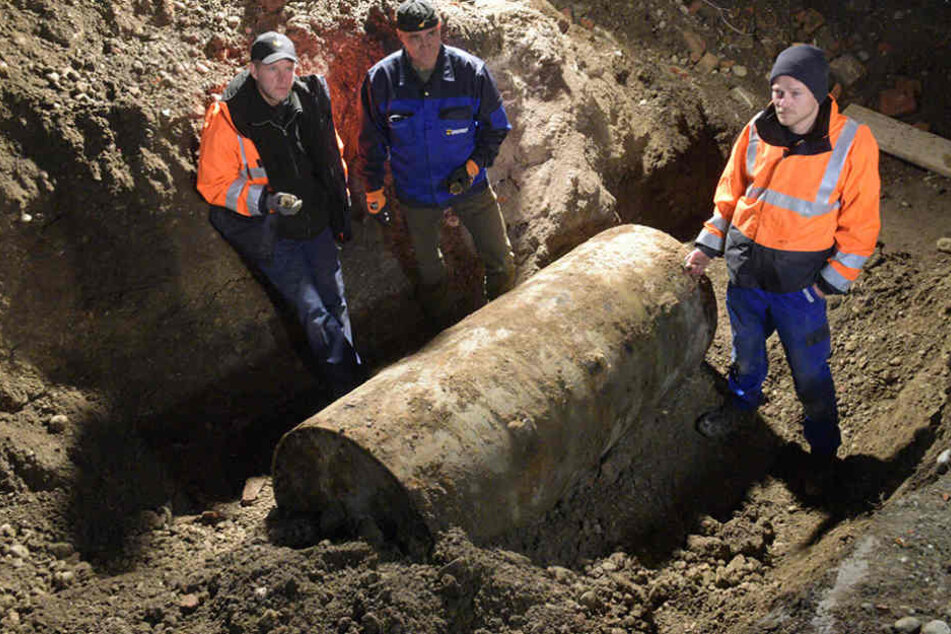 Die Sprengmeister neben der erfolgreich entschäften Bombe.