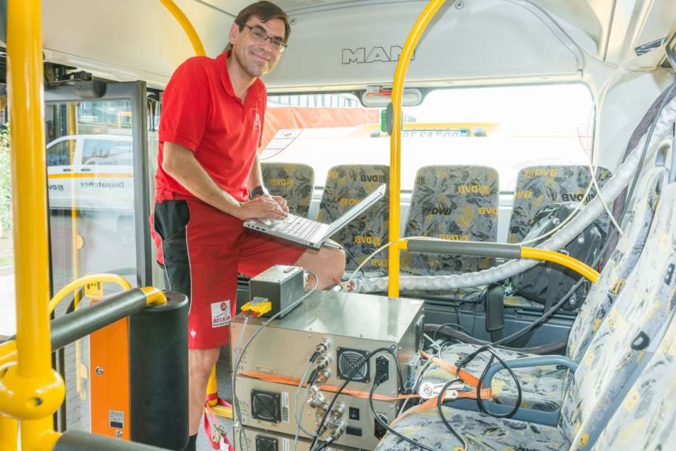 Professor Ralph Pütz (55) von der Hochschule Landshut prüft die DVB-Busse und
ihre Abgasmengen.