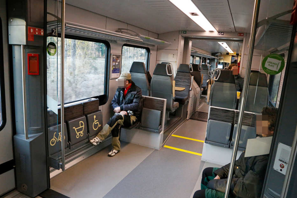 In einer Regionalbahn wurde eine Schaffnerin von Fußball-Fans bedrängt. (Symbolbild)