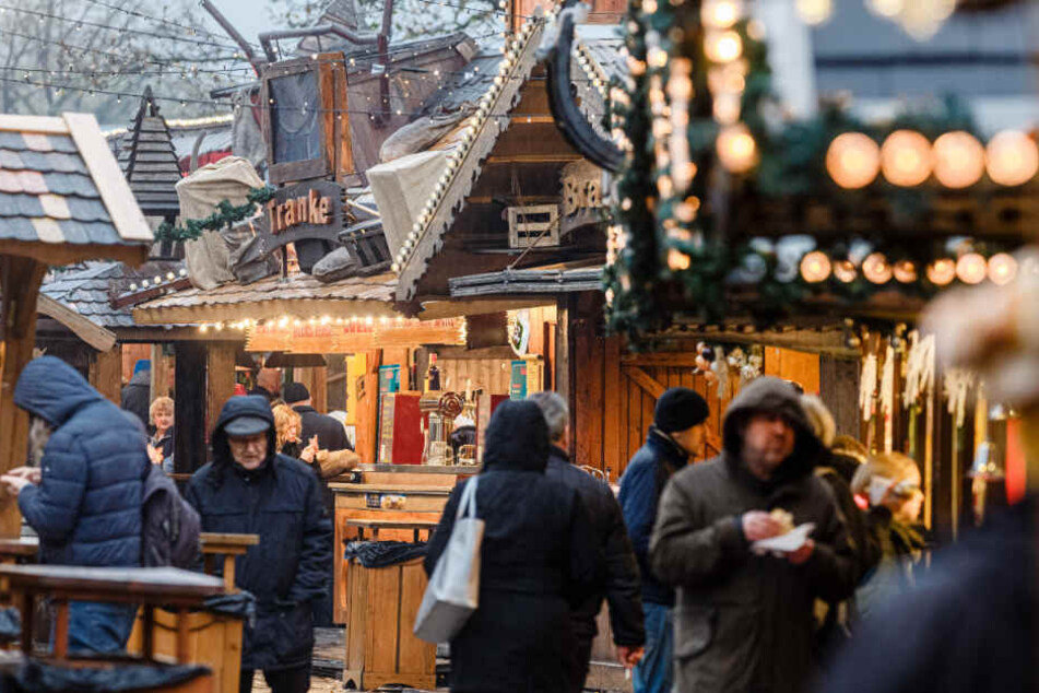 Hamburgs erster Weihnachtsmarkt öffnet seine Türen