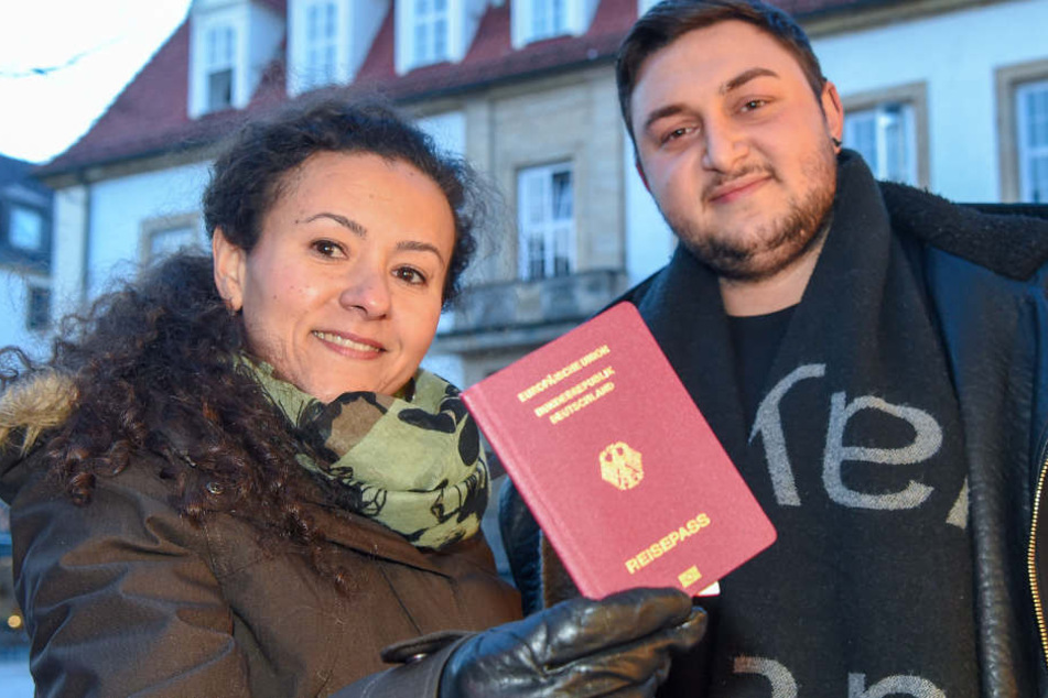 Seine befreundete Grundschullehrerin aus Minden, Najla M. (li.), hilft ihm dabei.