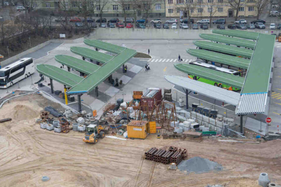 Die Baustelle am Berliner ZOB wird uns allen länger erhalten bleiben als gedacht.