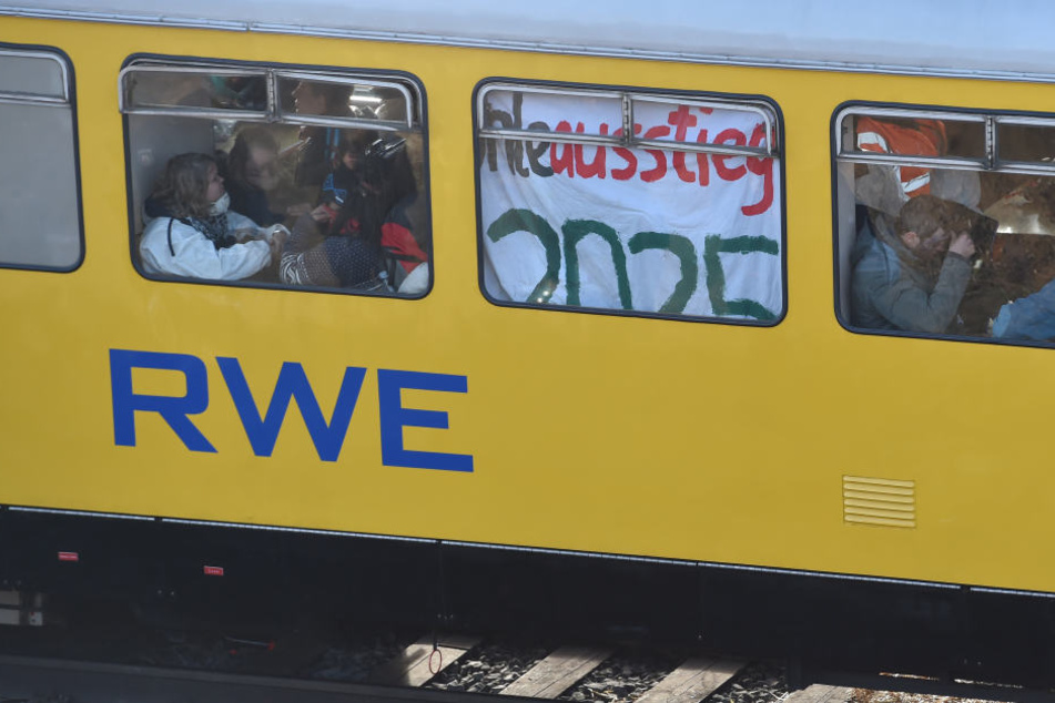 Aktivisten des Aktionsbündnisses «Ende Gelände» sitzen nach ihrer Sitzblockade auf den Gleisen der Kohlebahn in einem Zug von RWE.
