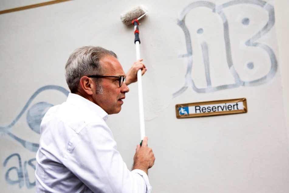 In der Hochheimer Straße entfernte Maier eines von gefühlten tausenden Graffitis in der Stadt.