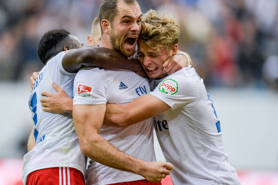 Im Volksparkstadion feiern Hamburgs Hamburgs Pierre-Michel Lasogga (mitte) und den von Wechselgerüchten behafteten Jann-Fiete Arp (rechts) einen Treffer.