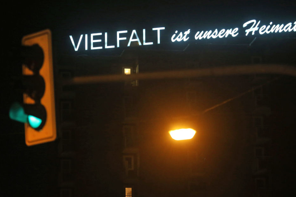 Der Schriftzug auf dem Haus in Oberhausen ist nachts beleuchtet.