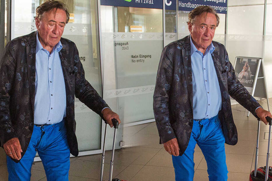 Richard Lugner (83) wirkte Dienstagabend auf dem Weg zum Promi-Container in Köln sichtlich gezeichnet von den Wirren der TV-Abende zuvor.