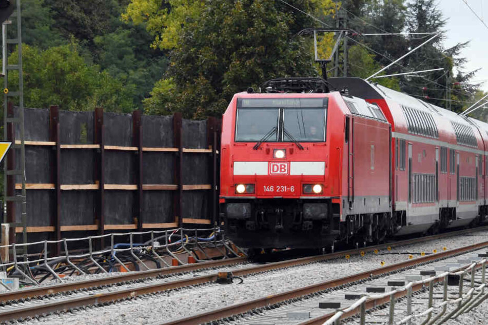 Nur einen Tag nach der Wiedereröffnung der Rheintalbahn ist die Strecke am Dienstagmorgen erneut gesperrt worden.