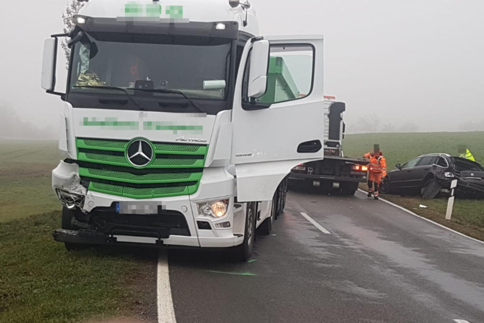 Am Montagmorgen rammte ein Laster einen Skoda von der Straße.
